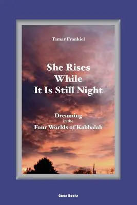 Felkel, amíg még éjszaka van: Álmodozás a Kabbala négy világában - She Rises While It Is Still Night: Dreaming in the Four Worlds of Kabbalah