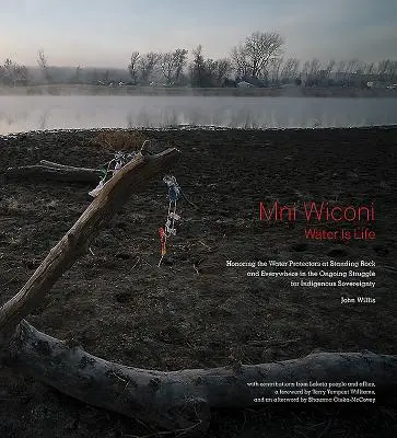 Mni Wiconi/Water Is Life: Tisztelet a Standing Rock-i vízvédők előtt és mindenütt az őslakosok szuverenitásáért folytatott folyamatos küzdelemben - Mni Wiconi/Water Is Life: Honoring the Water Protectors at Standing Rock and Everywhere in the Ongoing Struggle for Indigenous Sovereignty