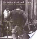 Az én fekete-fehérben: Faj és szubjektivitás a háború utáni amerikai fotográfiában - The Self in Black and White: Race and Subjectivity in Postwar American Photography