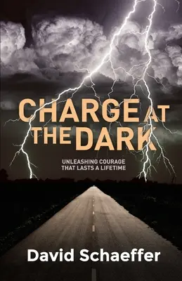 Támadás a sötétségben: Az életre szóló bátorság felszabadítása - Charge at the Dark: Unleashing Courage That Lasts a Lifetime