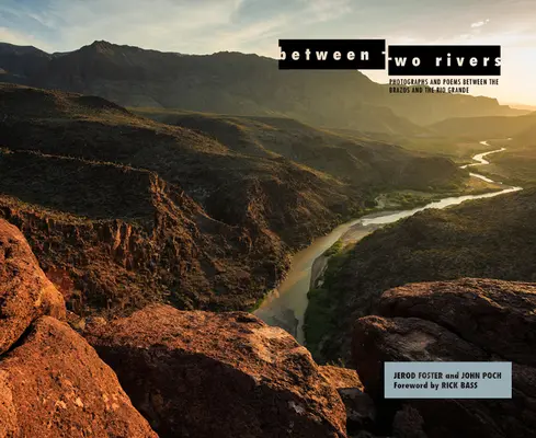 Két folyó között: Fényképek és versek a Brazos és a Rio Grande között - Between Two Rivers: Photographs and Poems Between the Brazos and the Rio Grande