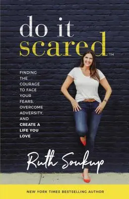 Do It Scared: Bátorságot találni, hogy szembenézz a félelmeiddel, legyőzd a megpróbáltatásokat, és olyan életet teremts, amit szeretsz - Do It Scared: Finding the Courage to Face Your Fears, Overcome Adversity, and Create a Life You Love