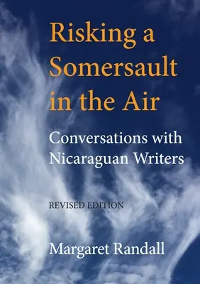 Megkockáztatom a szaltót a levegőben: Beszélgetések nicaraguai írókkal (Felújított kiadás) - Risking a Somersault in the Air: Conversations with Nicaraguan Writers (Revised Edition)