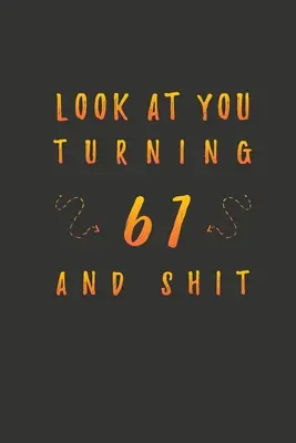 Nézz magadra 61 éves korodban és a szarba! 61 éves kori ajándékok. 61. születésnapi vicces ajándék férfiaknak és nőknek. Vicces, praktikus és stílusos alternatíva a kártyára. - Look At You Turning 61 And Shit: 61 Years Old Gifts. 61st Birthday Funny Gift for Men and Women. Fun, Practical And Classy Alternative to a Card.