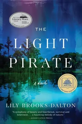 A könnyű kalóz: GMA Könyvklub válogatás - The Light Pirate: GMA Book Club Selection