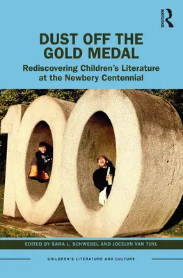 Porold le az aranyérmet: A gyermekirodalom újrafelfedezése a Newbery-évfordulón - Dust Off the Gold Medal: Rediscovering Children's Literature at the Newbery Centennial